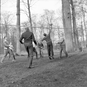 846719 Afbeelding van een potje volleybal tijdens de cursus kadervorming van de afdeling Pz6 van de N.S. in de Ernst ...